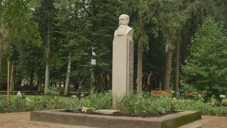 Denkmal-Für-Den-Berühmten-Schriftsteller-Und-Dramatiker-Hermann-Sudermann-In-Silute,-Litauen