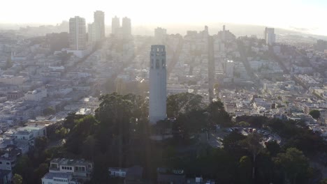 Luftaufnahme,-San-Francisco-Coit-Tower-Und-Stadtbild,-Schwenk-Nach-Rechts,-Drohne-05