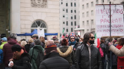 Eine-Menge-Demonstranten-Mit-Italienischen-Flaggen-Und-Plakaten-Protestieren-Gegen-Die-Regierung-Inmitten-Des-Covid-19-Ausbruchs-In-Mailand,-Italien