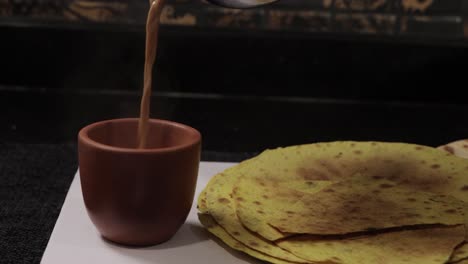 Khakra-Es-Una-Galleta-Fina-Y-Es-Un-Popular-Desayuno-Jainista,-Gujarati-Y-Rajasthani,-Servido-Con-Té-Caliente-Y-Salsa-De-Tomate