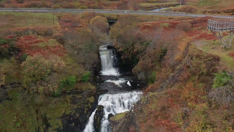Luftdrohnenüberflug-In-Zeitlupe-über-Den-Lealt-Fall-Wasserfall-Im-Skye-Schottland-Herbst