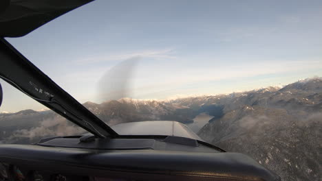 Piper-PA-28-Avión-Cherokee-Volando-Sobre-La-Entrada-De-Salmón-En-Sunshine-Coast,-Columbia-Británica,-Canadá