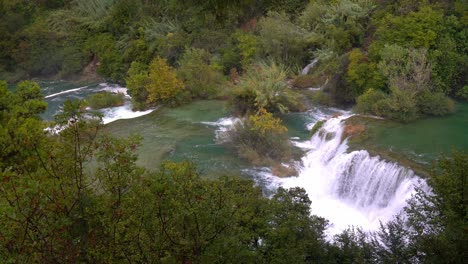 Blick-Von-Oben-Auf-Die-Wasserfälle-Im-Krka-Nationalpark-In-Kroatien-Im-Herbst
