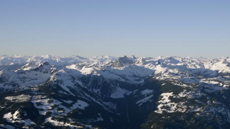 Montañas-Cubiertas-De-Nieve-En-BC,-Canadá,-Toma-Aérea.