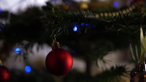 Rote-Weihnachtskugel-Hängt-An-Einem-Geschmückten-Baum