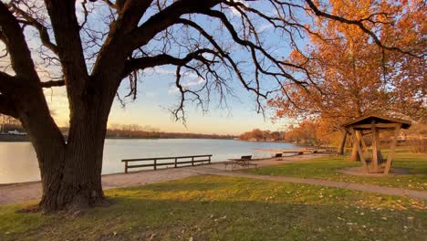 Sonnenuntergang,-Goldene-Stunde,-Herbstfarben-In-Einem-Park-In-Mchenry,-Illinois