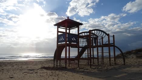 Ein-Leerer-Kinderspielplatz-Am-Strand