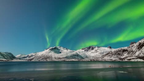 Aurora-over-the-frozen-lake-in-Lofoten,-Norway