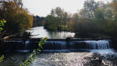 Wasserfallreflexionen-An-Einer-Mühle-Mit-Wechselnden-Herbstblättern