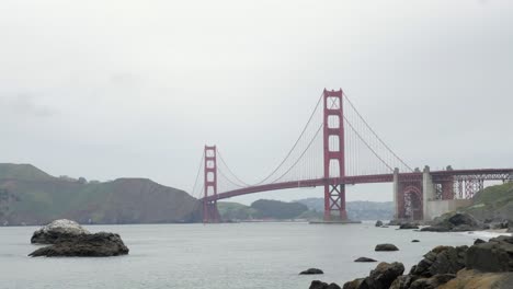El-Famoso-Puente-Golden-Gate-En-San-Francisco,-California-A-La-Luz-Del-Día-Brumoso