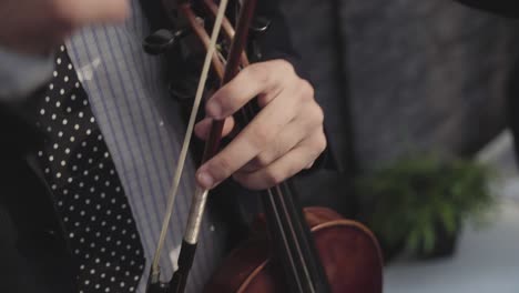 Musiker-In-Seiner-Pause-Hält-Seine-Geige
