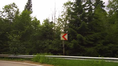Langsame-Fahrt-Auf-Einer-Kurvenreichen-Straße-Durch-Einen-Wald,-Bucegi-Gebirge,-Rumänien