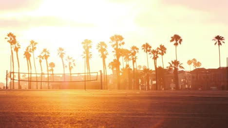 Ein-Langsamer,-Gleichmäßiger-Schwenk-Eines-Kalifornischen-Sonnenuntergangs-Mit-Palmen-Und-Volleyballplätzen
