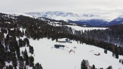 Luftaufnahme-Des-Skigebiets-Alpe-Lusia-In-Italien-Während-Eines-Verschneiten-Wintertages-In-Italien