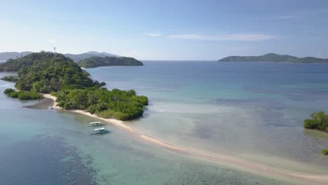 Luftaufnahme-Einer-Insel-Mit-Mangroven-Und-Langer-Sandbank-Auf-Den-Philippinen-–-Kamerasockel-Nach-Unten