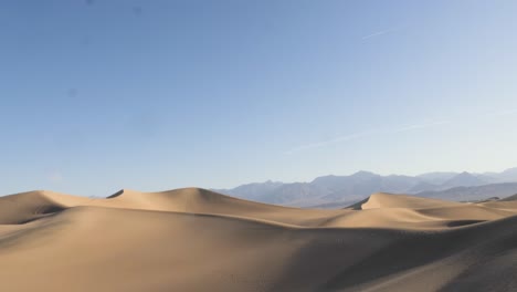 Zeitlupe-Kippt-Von-Mesquite-Flachen-Sanddünen-Zum-Klaren-Blauen-Himmel-Im-Death-Valley-Nationalpark