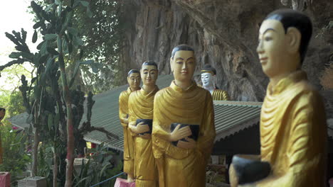 Mönchsstatue-Höhle-Myanmar