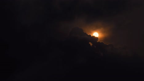 Runder-Sonnenaufgang-Hinter-Dunklen-Wolken,-Zeitraffer,-Abstrakt