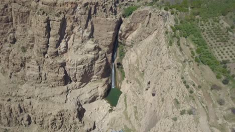 Piran-waterfall-or-Rijab-waterfall-is-the-tallest-waterfall-in-Iran,-and-is-located-in-Sarpol-e-Zahab-County-Kermanshah-Province