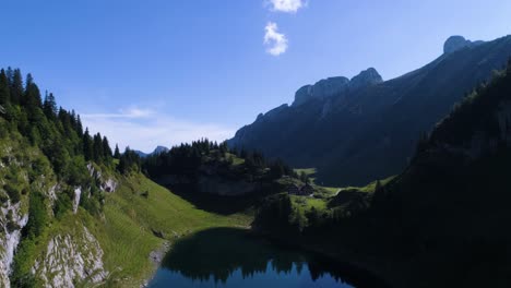 Lago-De-Montaña-Azul-Profundo-En-Los-Alpes-Suizos-Vista-Aérea-Con-Drones