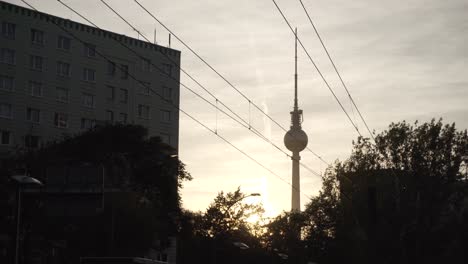 Silhouette-Des-Berühmten-Fernsehturms-In-Berlin-Bei-Einem-Wunderschönen-Sonnenuntergang