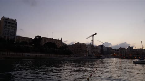 Zeitraffervideo-Von-Malta,-Sliema,-Exiles-Bay-Von-Sonnenuntergang-Bis-Nacht