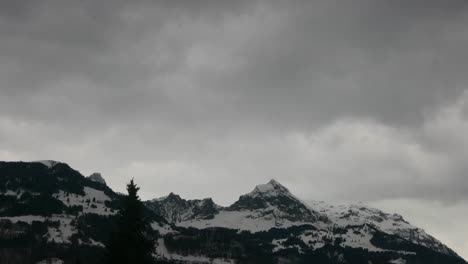 Toma-Timelapse-De-Nubes-Pasando-Por-Una-Montaña-En-Suiza