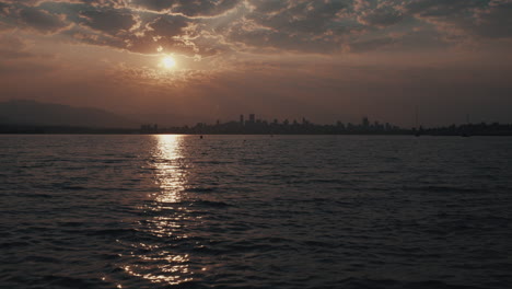 Sonnenaufgang-über-Dem-Meer-Und-Der-Skyline-Von-Vancouver,-Weite-Statische-Aufnahme