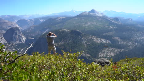 4K-Touristenmann-Mit-Blick-Auf-Den-Yosemite-Nationalpark-Von-Der-Klippe-Des-Glacier-Point-Aus