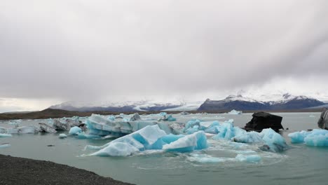 Laguna-Glacial-Después-De-Un-Gran-Evento-De-Talla-De-Iceberg