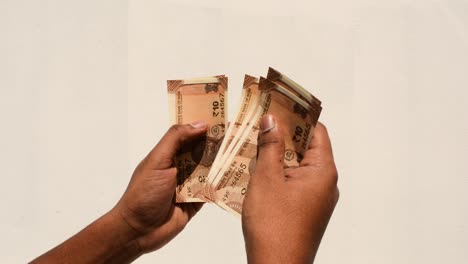 Hände-Eines-Mannes,-Der-Neue-Indische-10-Rupien-Banknoten-Zählt
