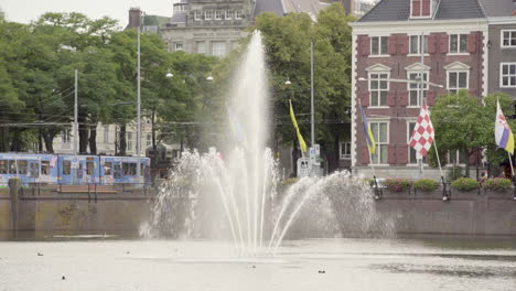 Der-Berühmte-Brunnen-Im-Hofvijver-In-Der-Stadt-Den-Haag