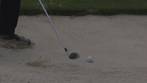 Einen-Golfball-In-Den-Sand-Schlagen