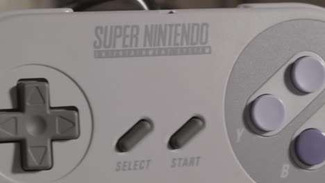 Vorderseite-Der-Vintage-Super-Nintendo-Konsole-Und-Controller-Nach-Links-Schieben