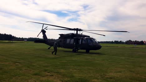 Einsteigen-In-Einen-Startenden-Blackhawk-Helikopter