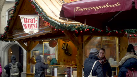 Menschen-Bestellen-Bratwurst-Auf-Dem-Münchner-Weihnachtsmarkt