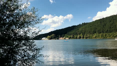 Ausschnitt-Des-Pancharevo-Sees-An-Einem-Sonnigen-Tag-Mit-Einer-Kajakfahrt