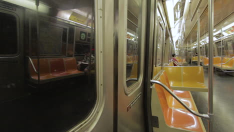 Menschen-Fahren-Mit-Der-U-Bahn-In-New-York-City,-Außermittige-Zeitrafferaufnahme