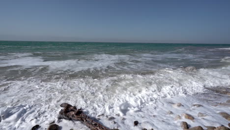 Eine-Große-Tote-Meereswelle,-Die-An-Einem-Sonnigen,-Schönen-Tag-In-Zeitlupe-Die-Küste-Zerschmettert