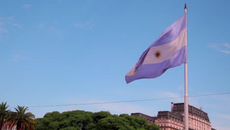 Zeitlupenaufnahme-Der-Argentinischen-Flagge-Aus-Dem-Wunderschönen-Land-In-Südamerika