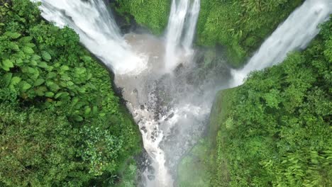 Schöne-Luftaufnahmen-Des-Wasserfalls-Im-Norden-Balis