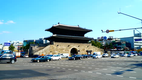 Circa---Time-lapse-of-Heunginjimun-gate-with-traffic-on-a-busy-sunny-day-in-Seoul,-South-Korea