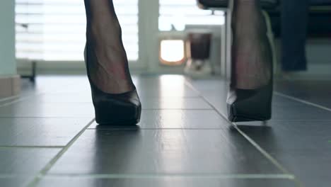 Woman-in-black-stockings-runs-with-her-high-heel-plateau-pums-in-the-apartment