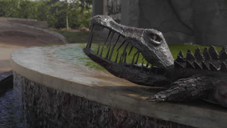 Eine-Statue-Eines-Krokodils-In-Der-Nähe-Des-Pools