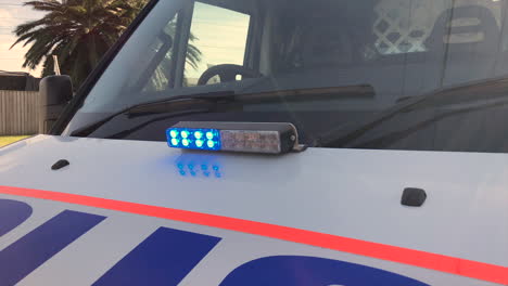 Schnelles-Vergrößern-Der-Roten-Und-Blauen-Polizeilichter-Auf-Einem-Weißen-Polizeifahrzeug