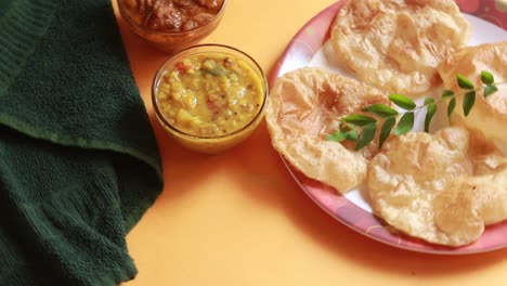 Rotación-Chole-Bhature-O-Curry-De-Garbanzos-Y-Puri-Frito-Servido-En-Vajilla-De-Terracota-Sobre-Fondo-Amarillo