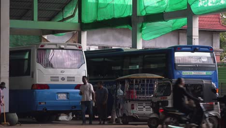 Tuk-Tuk-Drivers-Looking-for-Customers-at-the-Bus-Station
