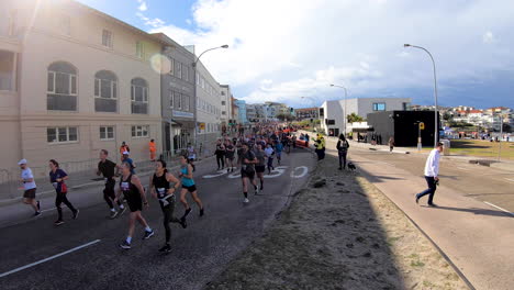 Hyperlpase-of-runners-moving-down-final-hill-at-Bondi-Beach-City2Surf-2019