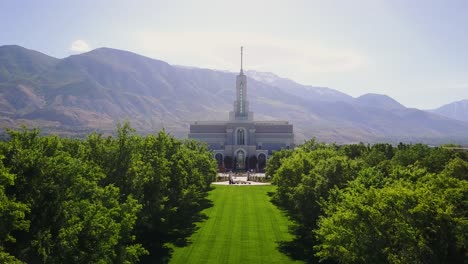 Rising-drone-shot-in-front-of-the-Mount-Timpanogos-Temple