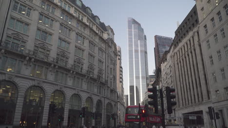 Fahrprozessplatte-Alter-Und-Moderner-Gebäude-In-London,-Großbritannien